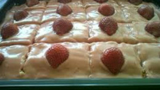 Bolo de morango molhadinho
