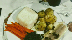 Truta no vapor de ervas com vegetais