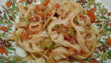 Macarrão de tomate e azeitona