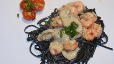 Massa Negra ao molho de camarões