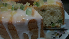 Bolo de limão com frutas cristalizadas