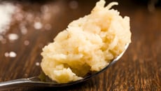 Cocada de leite condensado cremosa e simples com apenas 3 ingredientes