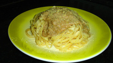 Linguini ao molho de atum e salsa desidratada