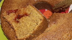 Bolo de fubá com goiaba