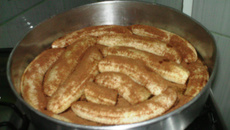 Bolo de banana caramelada e massa de polentina