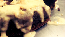 Brigadeirão com biscoito e calda cremosa