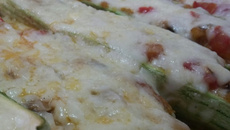 Abobrinha recheada com tomate e queijo