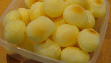 Pão de queijo com bastante queijo