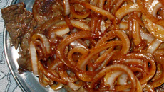 Bife acebolado delicioso