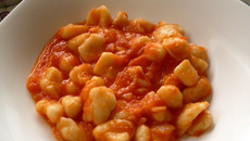 Gnocchi vegano com molho de tomate