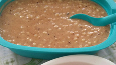 Canjica com leite condensado, açúcar queimado e amendoim