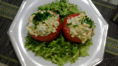 Tomate recheado no ninho de alface