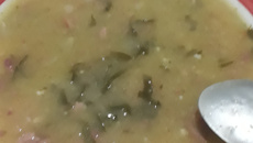 Caldo de macaxeira (mandioca) com charque (carne seca)