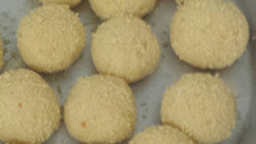 Pão de queijo empanado