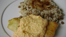 Frango com molho de cenoura com arroz com lentilhas e cebola agridoce