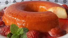 Pudim de iogurte com calda de morango