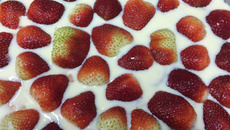 Pavê de creme branco com morango