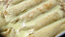 Panqueca com frango ao molho