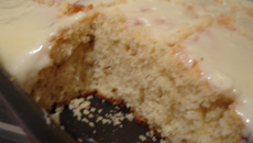 Bolo de abacaxi com cobertura de baunilha