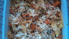 Penne com brócolis, cenoura e peito de frango