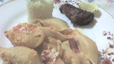Conchiglione com recheio de frango e costelinha de porco