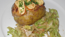 Batata recheada com salmão e molho de tomates secos