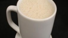 Vitamina quente de Ades banana com canela e aveia