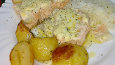 Salmão delicioso ao molho de camarão com catupiri