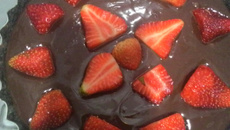 Torta de biscoito de chocolate recheado de baunilha, chocolate e morangos