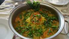 Tílapia ao leite de coco e azeite de dênde