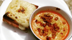 Sopa creme de tomate com croque monsieur