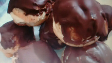 Carolina com cobertura de chocolate, recheada com sorvete ( profiterólis)