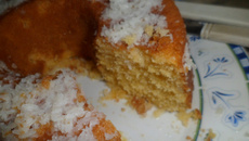 Bolo cremoso de milho e parmesão