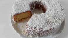 Bolo com cobertura de coco