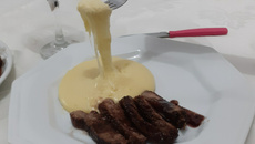 Aligot (purê de batatas com queijo)