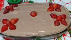 Bolo gelado de chocolate com morangos