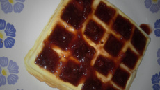 Waffles caseiros com morangos