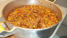 Arroz com costelinha suína caipira