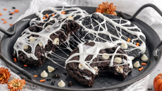 Cookies de teia de aranha com chocolate e marshmallow para o Halloween
