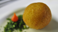 Bolinho de mandioca com recheio de carne seca