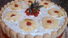 Bolo de abacaxi com recheio de Leite condensado