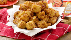 Dadinhos de tapioca recheados com linguiça calabresa