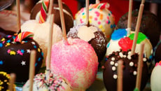 Maçã do amor de chocolate simples e decorada com a cor que quiser mais fácil do que fazer caramelo