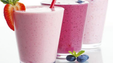 Vitamina cremosa de frutas vermelhas