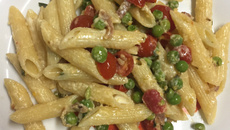 Penne com bacon e ervilha fresca