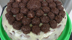 Bolo molhadinho e gelado de chocolate