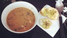 Caldo de feijão com linguiça calabresa