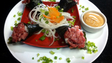 Mini temaki de linguiça blumenau com molho especial