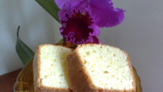 Bolo fofinho com casca de laranja