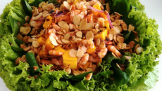 Salada de rúcula com manga e camarão